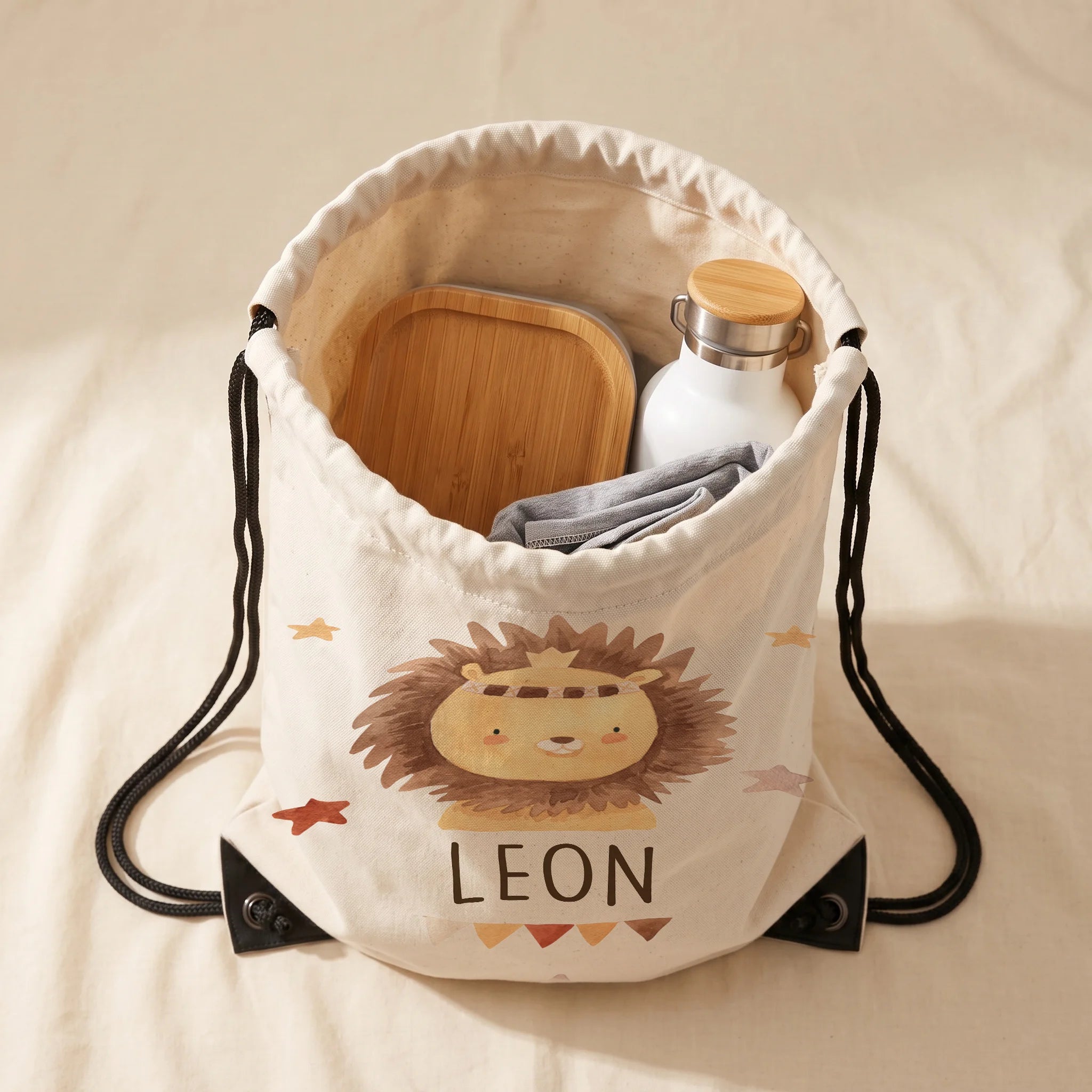 Sac de sport enfant ouvert avec affaires de sport et gourde, motif lion bohème — Kidsmood
