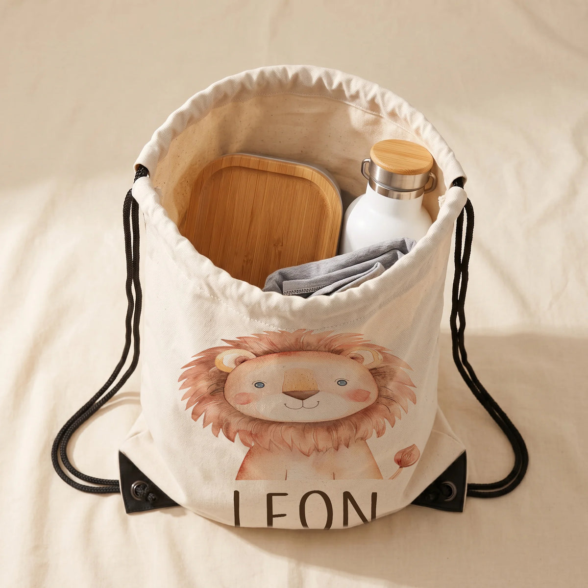 Sac de sport enfant ouvert avec affaires de sport et gourde, motif lion — Kidsmood