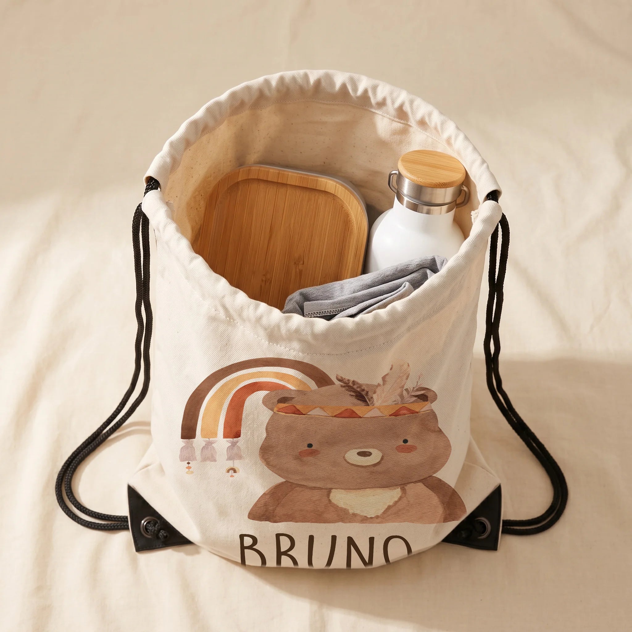 Sac de sport enfant ouvert avec affaires de sport et gourde, motif ours bohème — Kidsmood