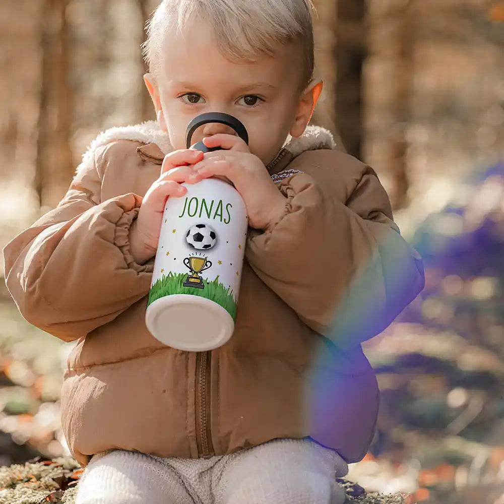 Gourde enfant avec paille pratique pour l'école, motif Football et trophée — Kidsmood