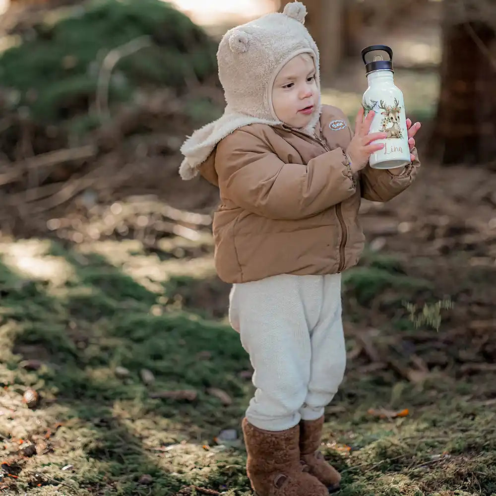 Enfant tenant sa gourde personnalisée motif Faon fleuri lors d'une sortie — Kidsmood