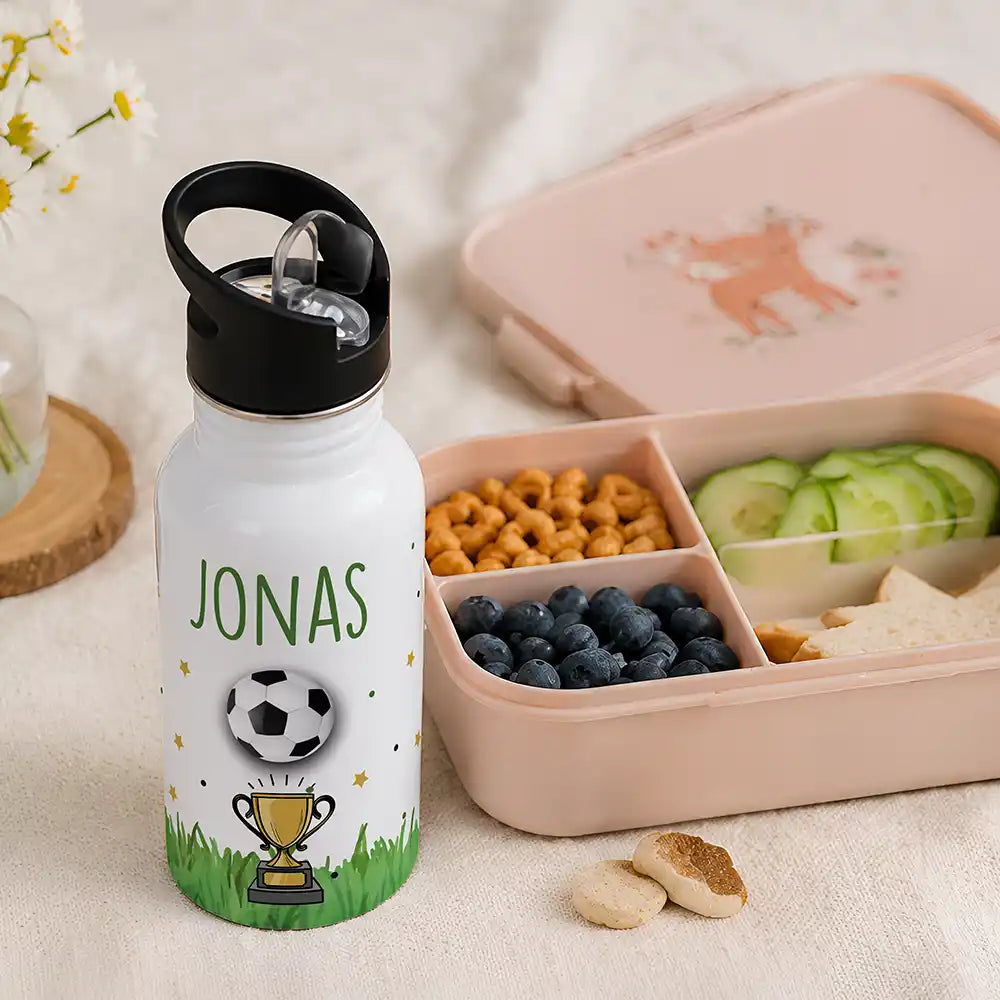Gourde personnalisée motif Football et trophée à côté d'une boîte à goûter — Kidsmood