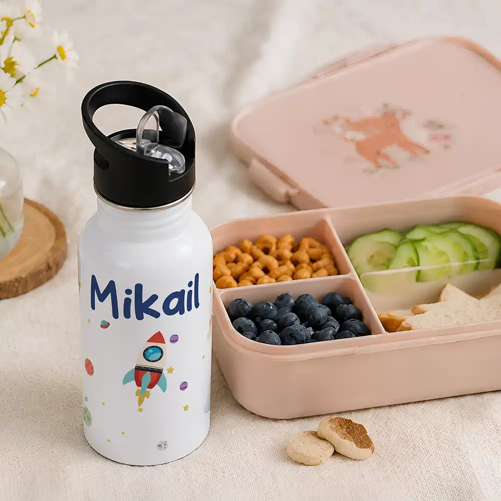 Gourde personnalisée motif Fusée spatiale à côté d'une boîte à goûter — Kidsmood