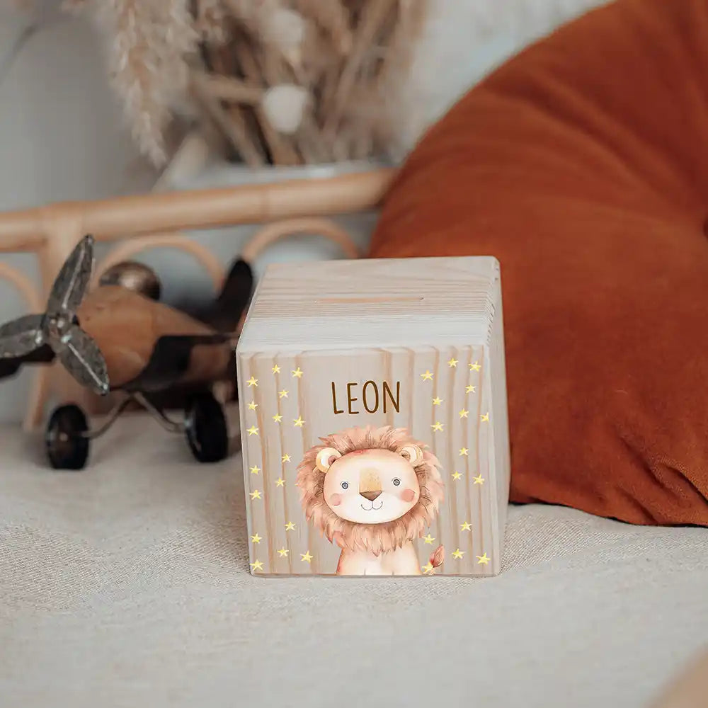 Tirelire en bois pour enfant en décoration de chambre, motif lion — Kidsmood