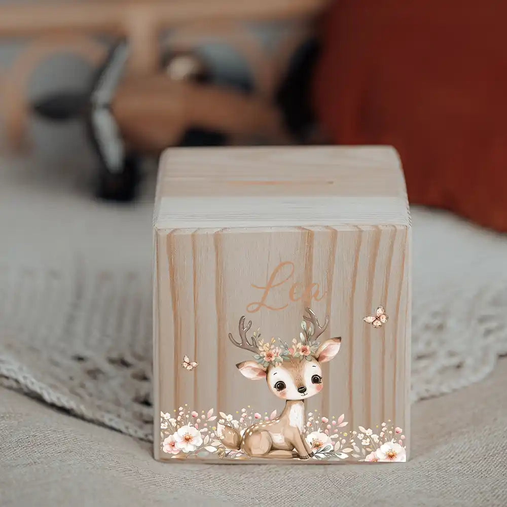 Tirelire personnalisée en bois pour la chambre d'enfant, motif faon et papillons — Kidsmood