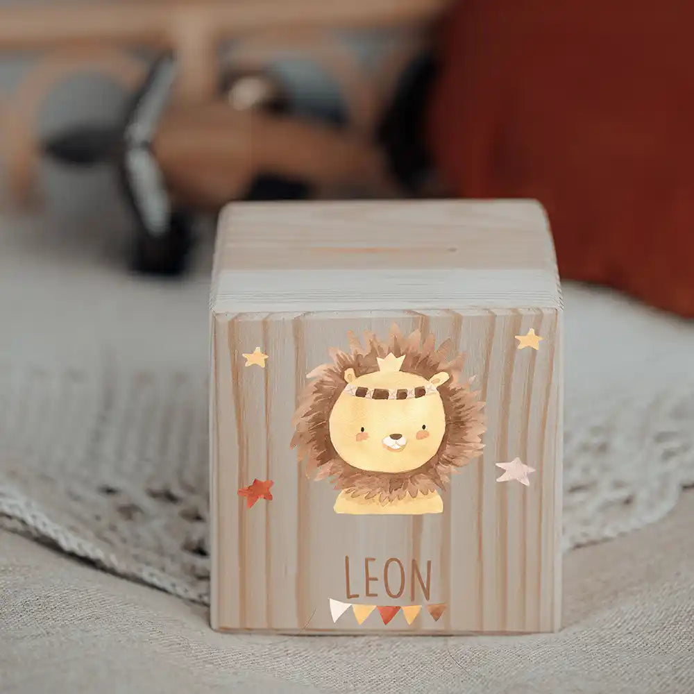 Tirelire personnalisée en bois pour la chambre d'enfant, motif lion couronné — Kidsmood