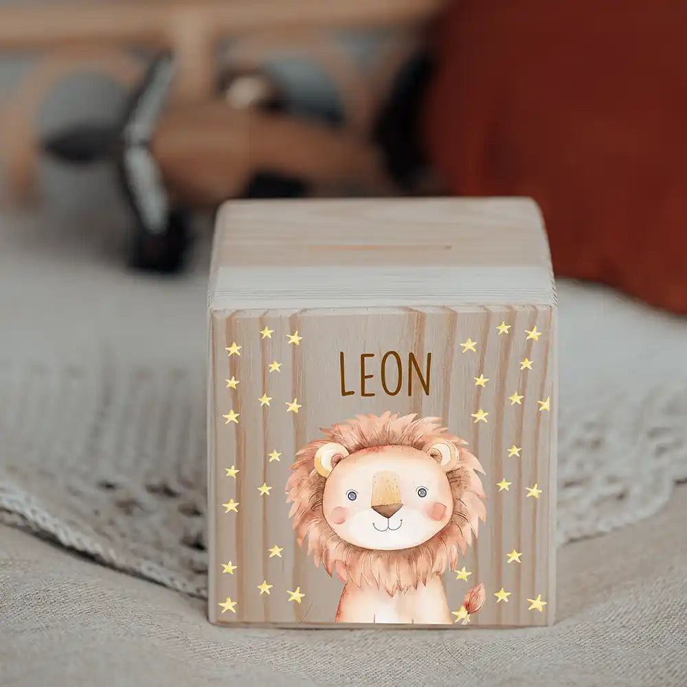 Tirelire personnalisée en bois pour la chambre d'enfant, motif lion — Kidsmood