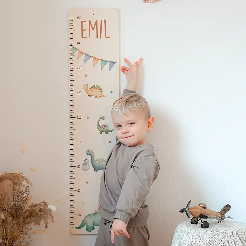 Toise enfant personnalisée Dinosaures – aperçu détaillé avec prénom imprimé