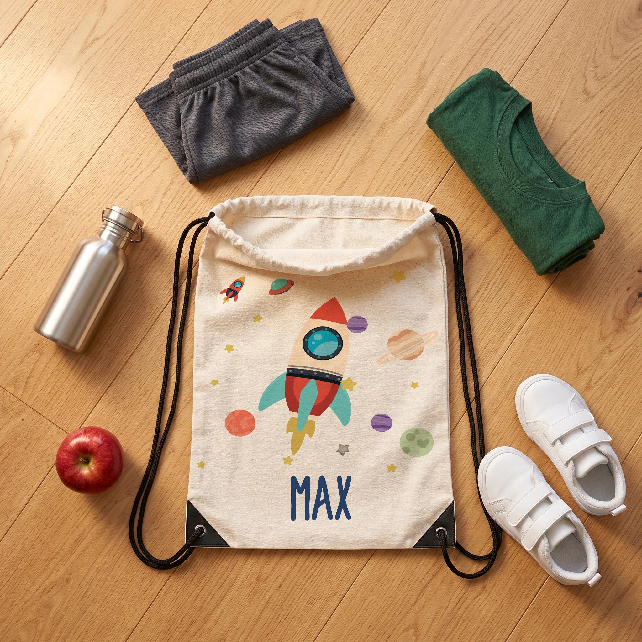 Sac de sport personnalisé avec tenue de sport, chaussures et gourde, motif fusée spatiale — Kidsmood