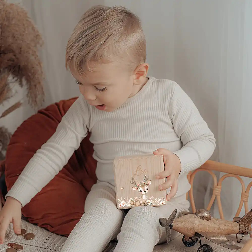 Tirelire en bois pour les premières économies de l'enfant, motif faon et papillons — Kidsmood