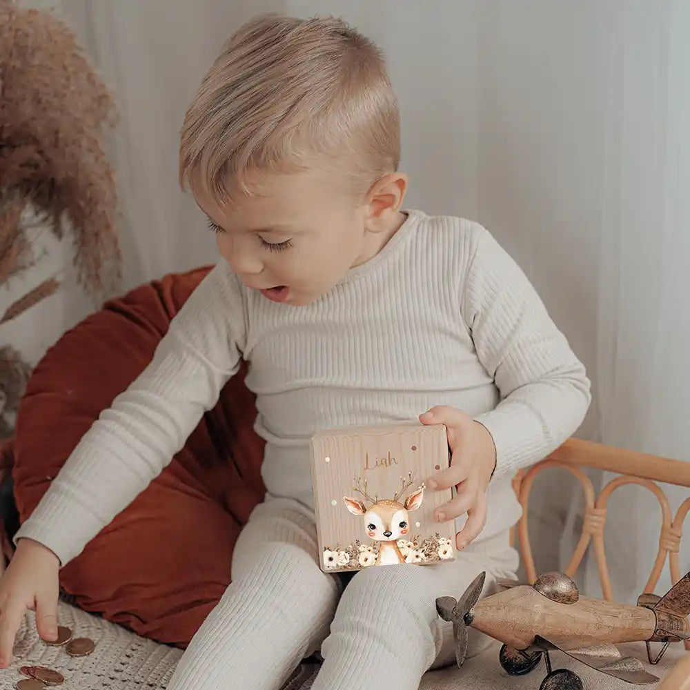 Tirelire en bois pour les premières économies de l'enfant, motif faon fleuri — Kidsmood