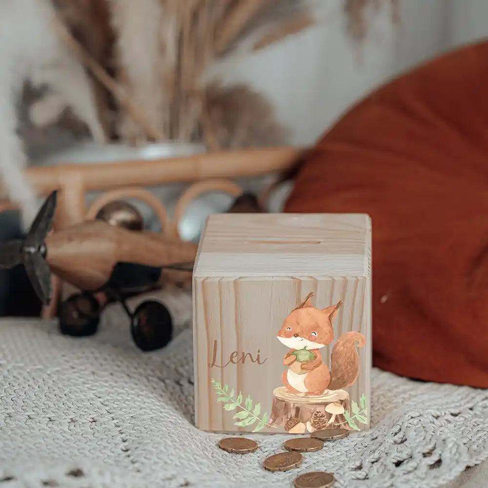 Tirelire enfant en bois avec serrure et clé, motif écureuil — Kidsmood