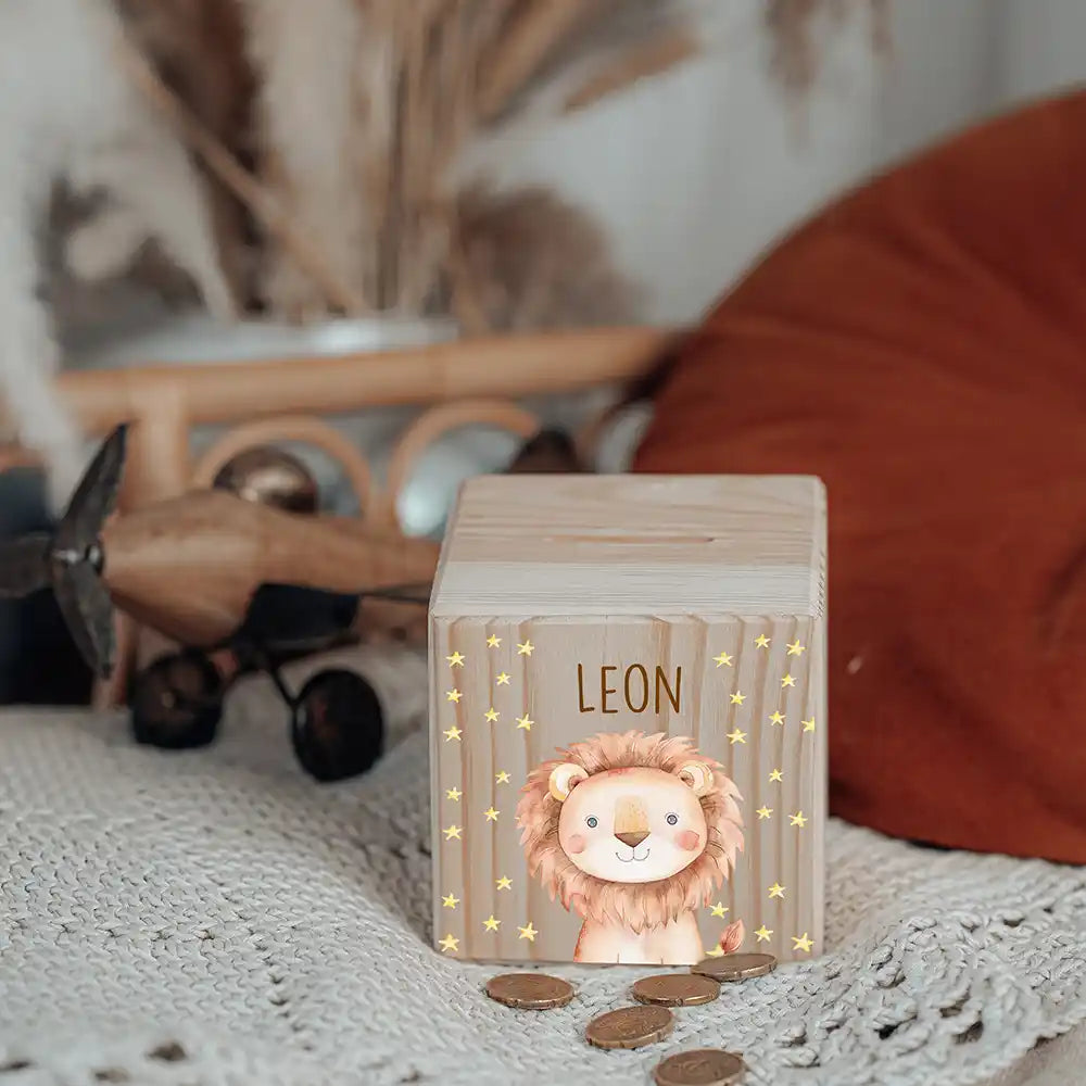 Tirelire enfant en bois avec serrure et clé, motif lion — Kidsmood