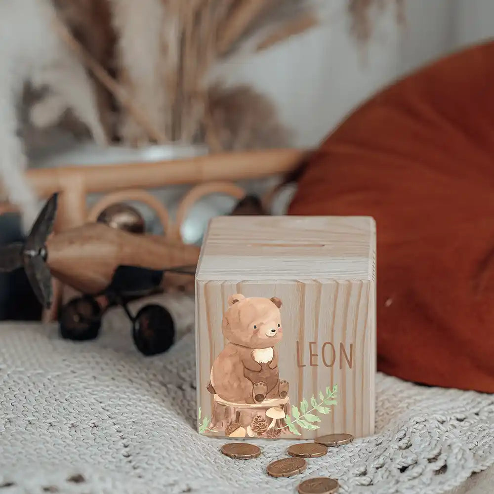 Tirelire enfant en bois avec serrure et clé, motif ours des bois — Kidsmood