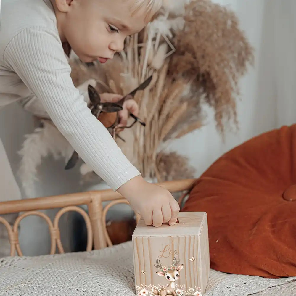 Tirelire personnalisée pour aider l'enfant à économiser, motif faon et papillons — Kidsmood