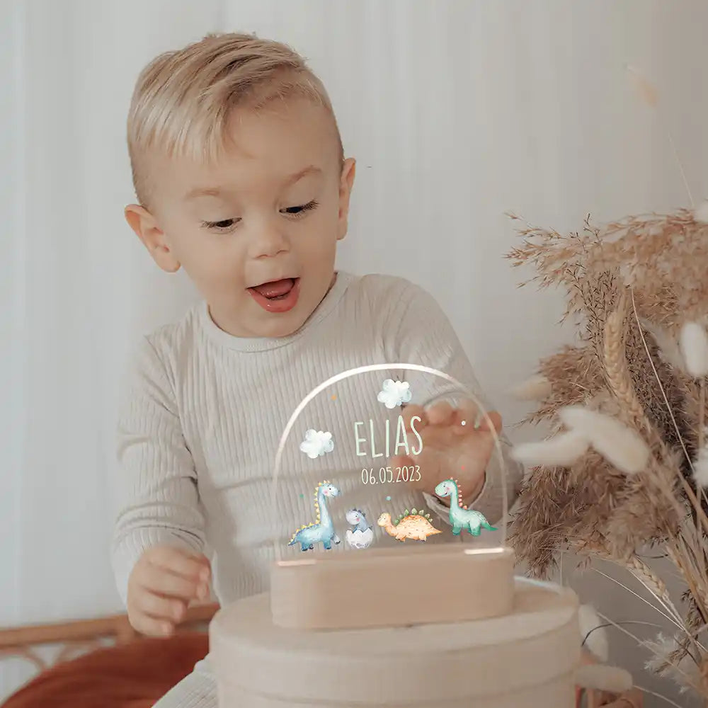 Veilleuse enfant personnalisée Bébés dinos – idée cadeau de naissance présentée par Kidsmood