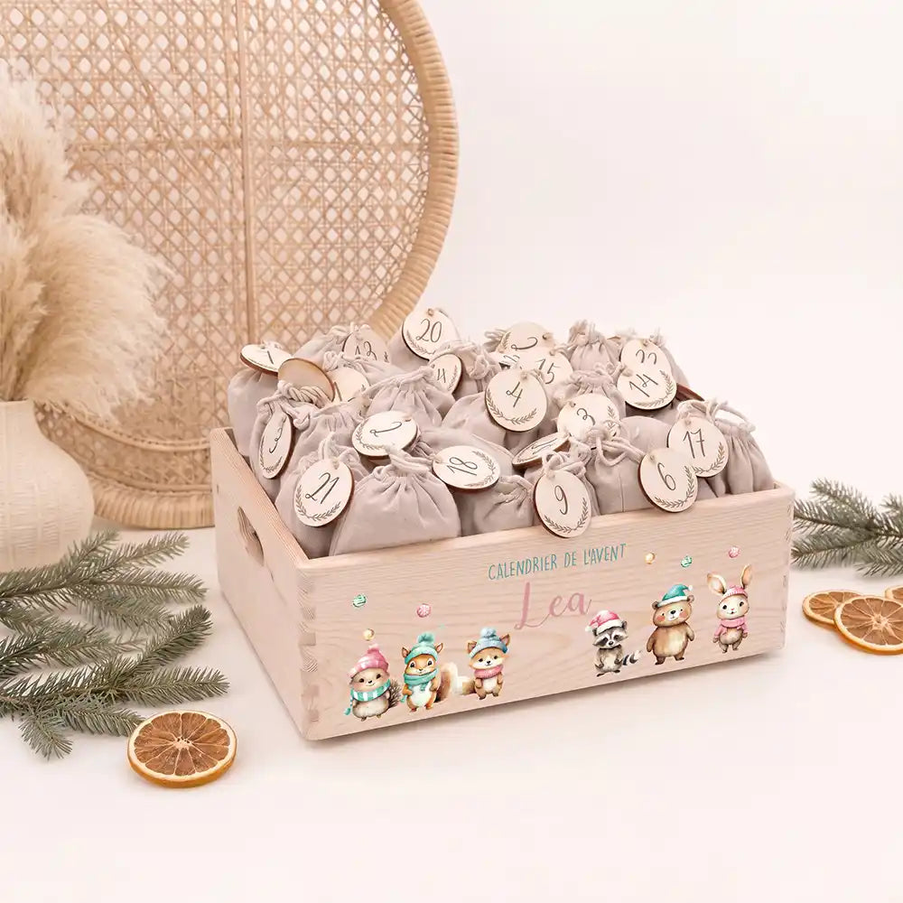 Calendrier de l'avent personnalisé, motif Bonnets pastel — Caisse en bois clair | Kidsmood