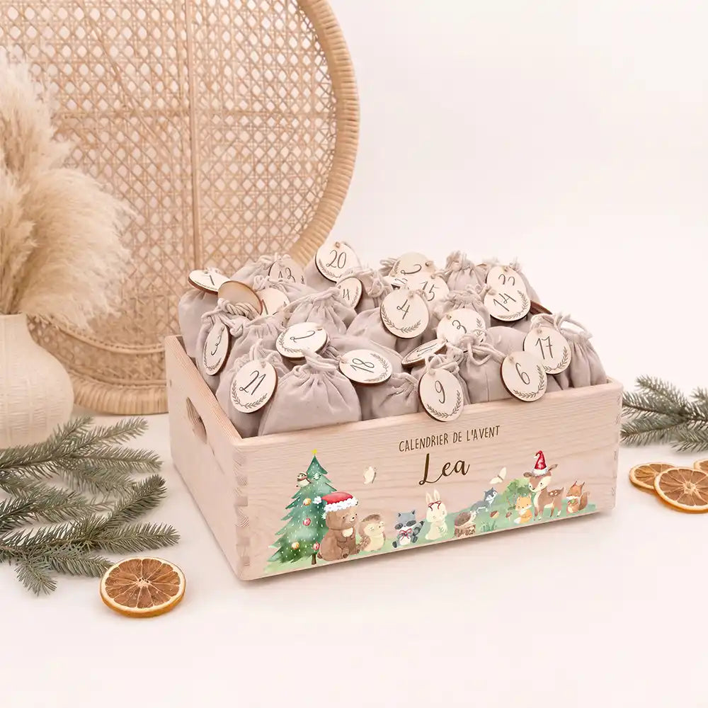 Calendrier de l'avent personnalisé, motif Famille de la forêt — Caisse en bois clair | Kidsmood