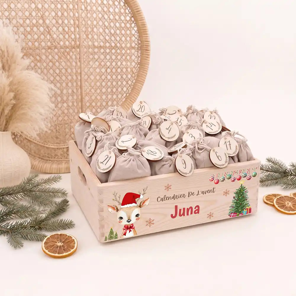 Calendrier de l'avent personnalisé, motif Faon en bonnet — Caisse en bois clair | Kidsmood