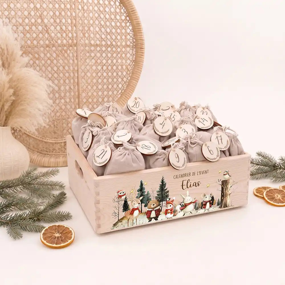 Calendrier de l'avent personnalisé, motif Forêt enneigée — Caisse en bois clair | Kidsmood