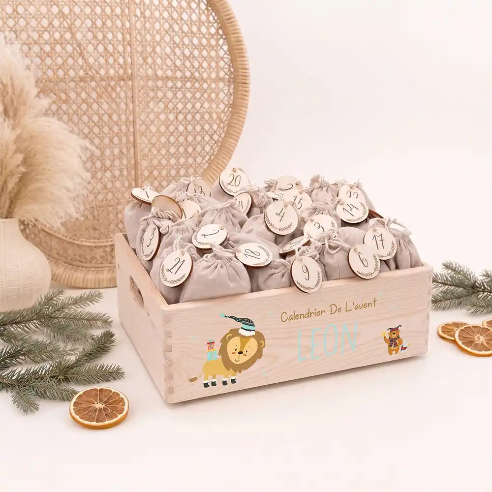 Calendrier de l'avent personnalisé, motif Lion et cadeaux — Caisse en bois clair | Kidsmood