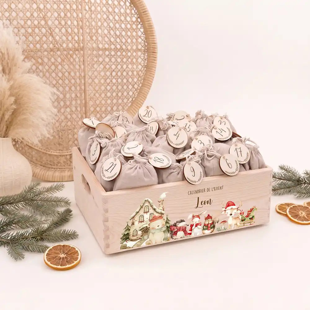 Calendrier de l'avent personnalisé, motif Maison enneigée — Caisse en bois clair | Kidsmood