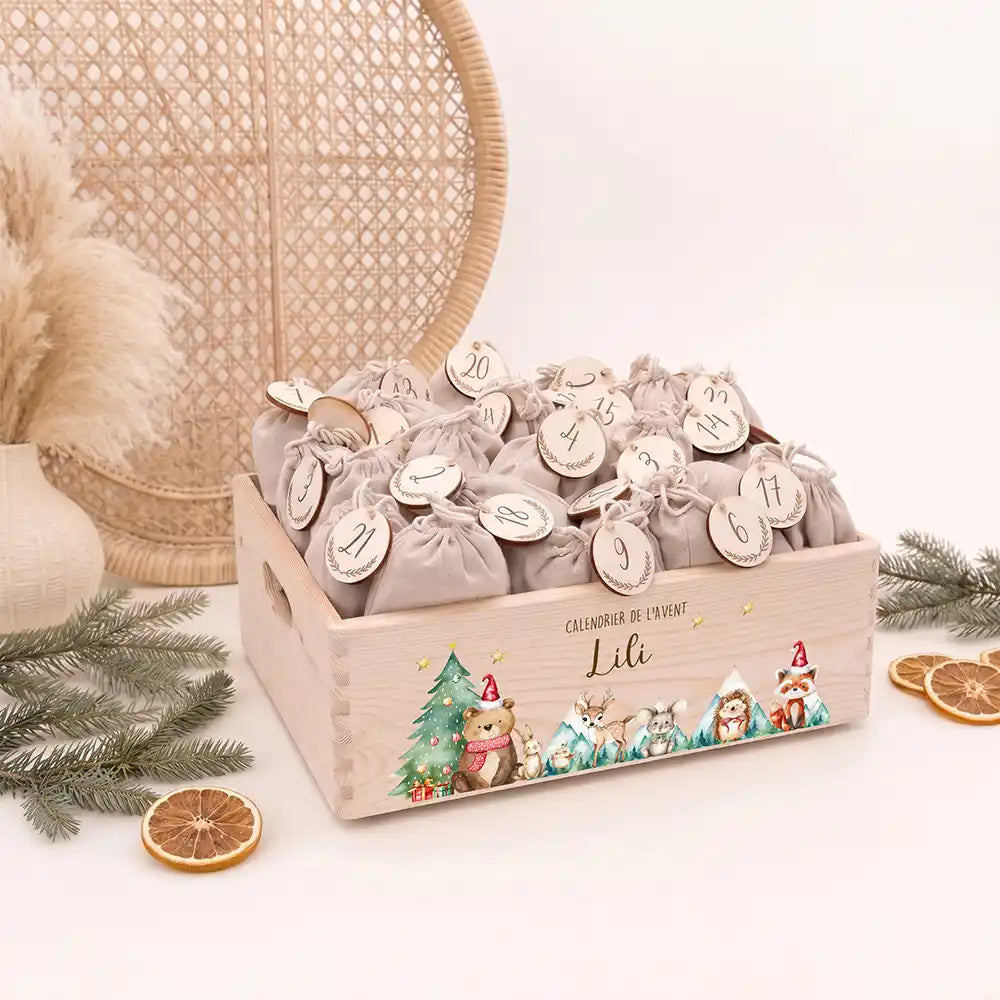 Calendrier de l'avent personnalisé, motif Montagnes enneigées — Caisse en bois clair | Kidsmood