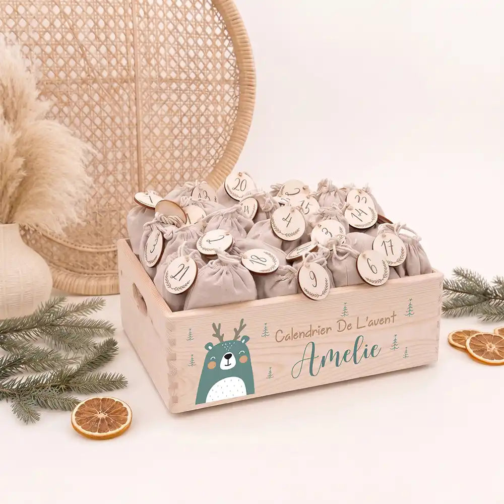 Calendrier de l'avent personnalisé, motif Renne vert — Caisse en bois clair | Kidsmood