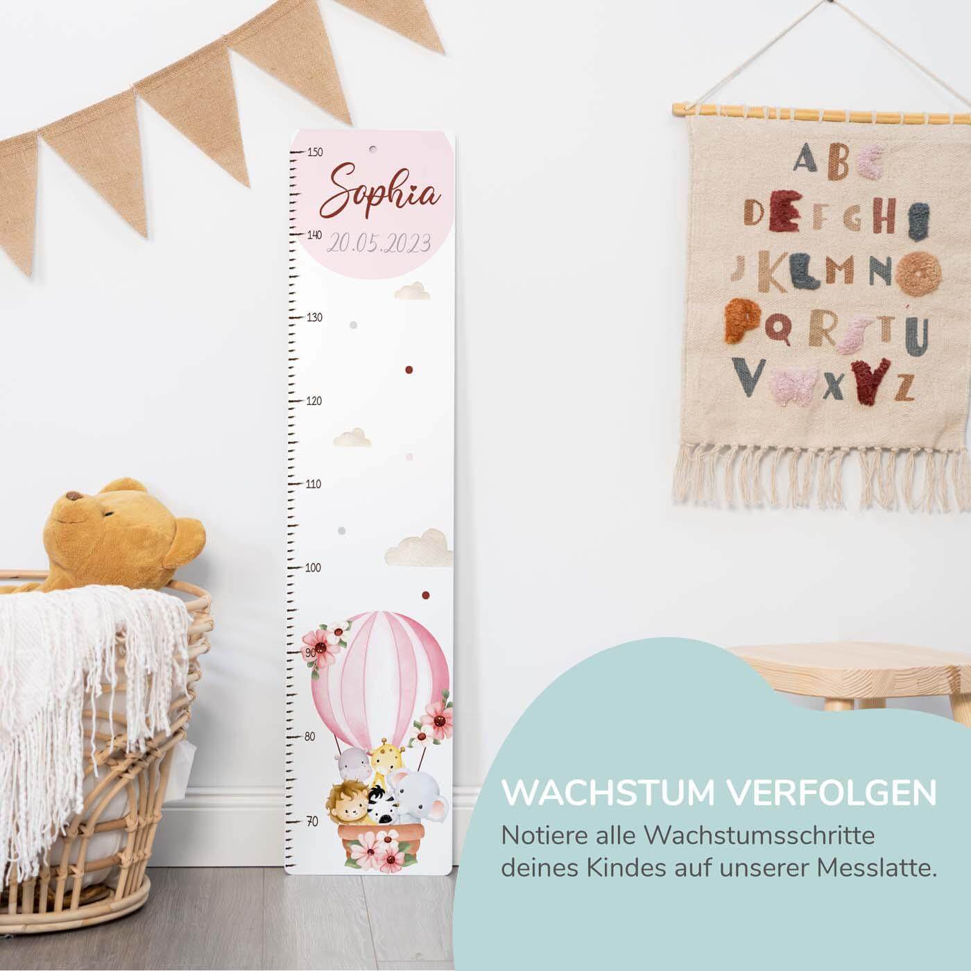 nahaufnahme der messlatte mit tierfreunde und ballon motiv
