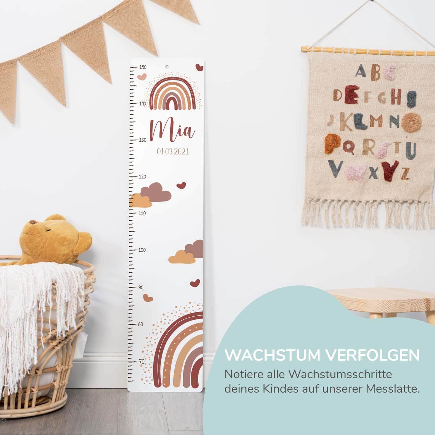 nahaufnahme der messlatte mit regenbogen und wolken in orange motiv