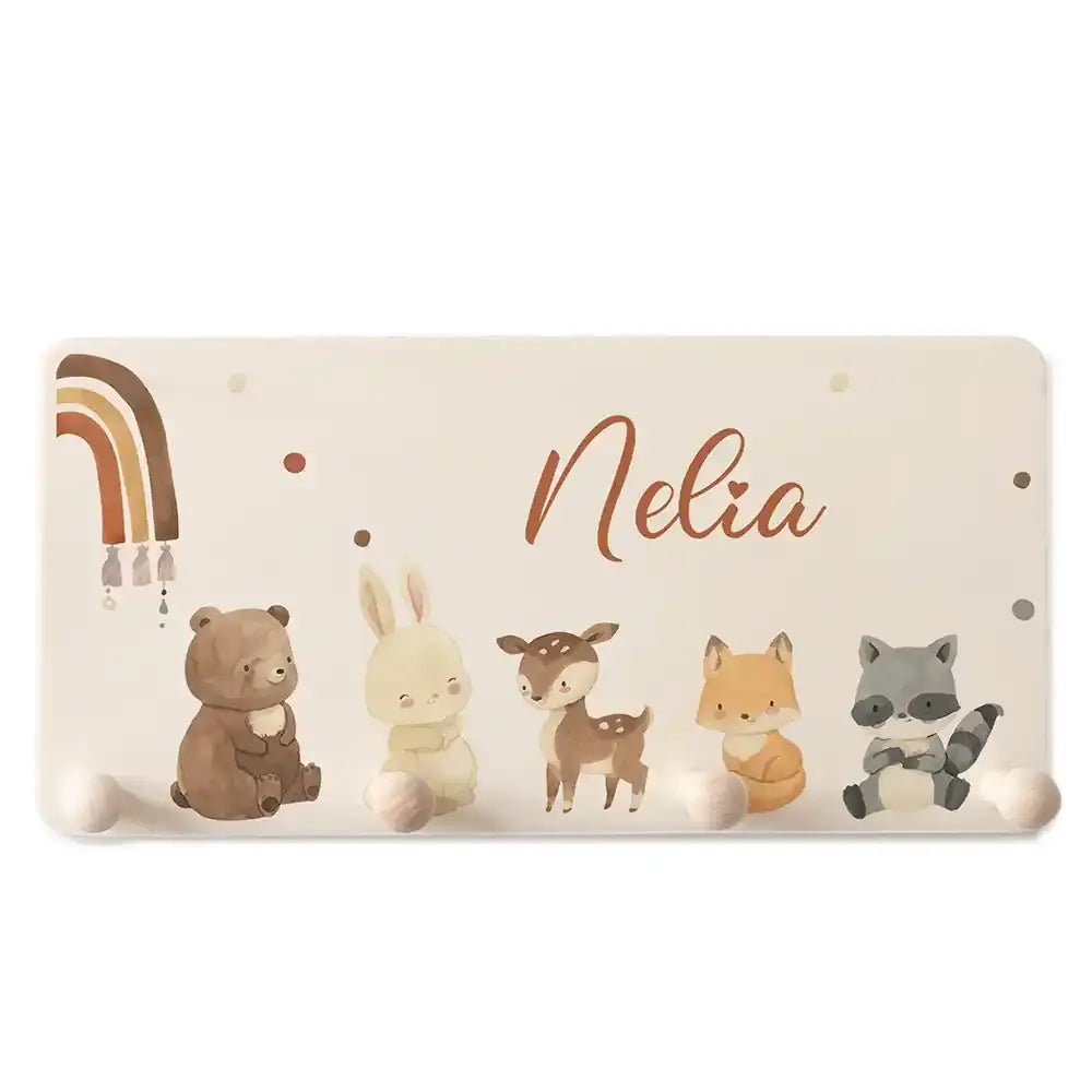 boho tierfamilie und regenbogen motiv auf personalisierter holzgarderobe