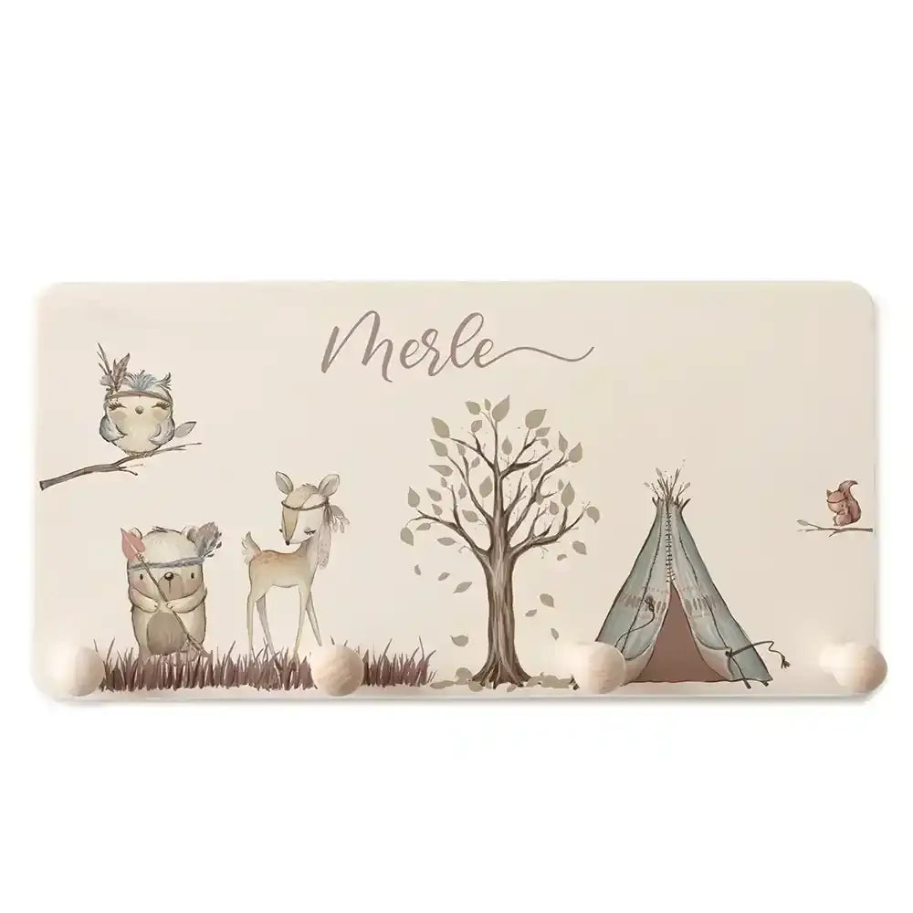 woodland motiv auf personalisierter holzgarderobe