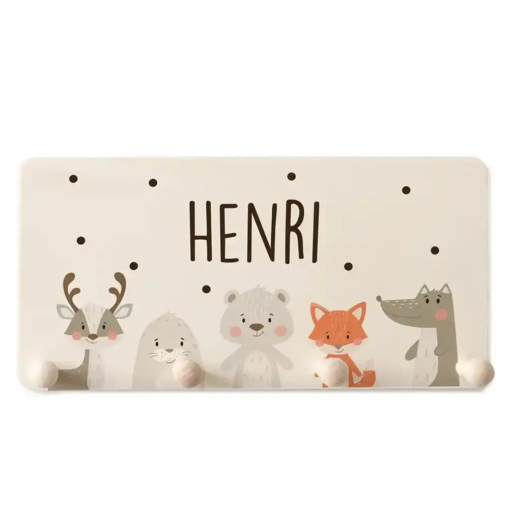hochwertige holzgarderobe mit personalisiertem winter animals design