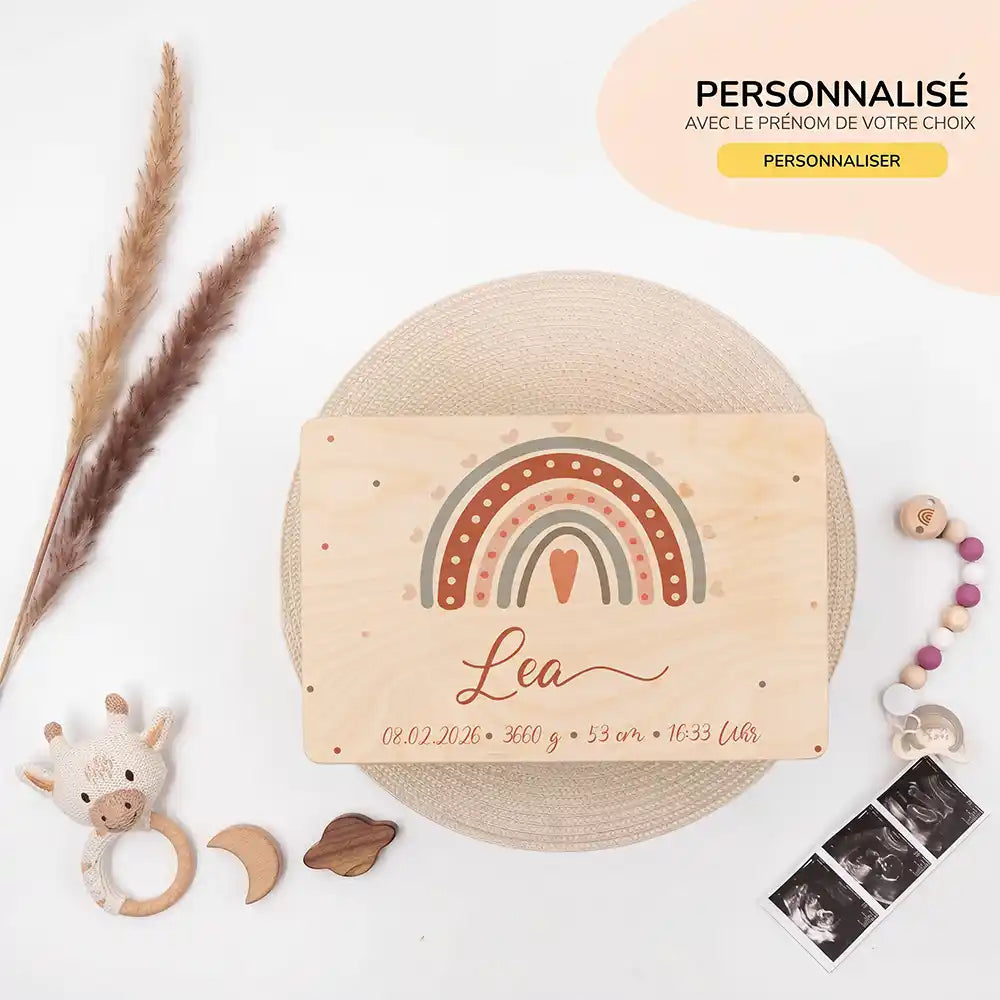 Boîte à souvenirs bébé personnalisée Arc-en-ciel boho – ambiance avec enfant dans la chambre