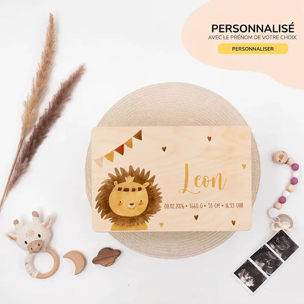 Boîte à souvenirs bébé personnalisée Petit lion – ambiance avec enfant dans la chambre