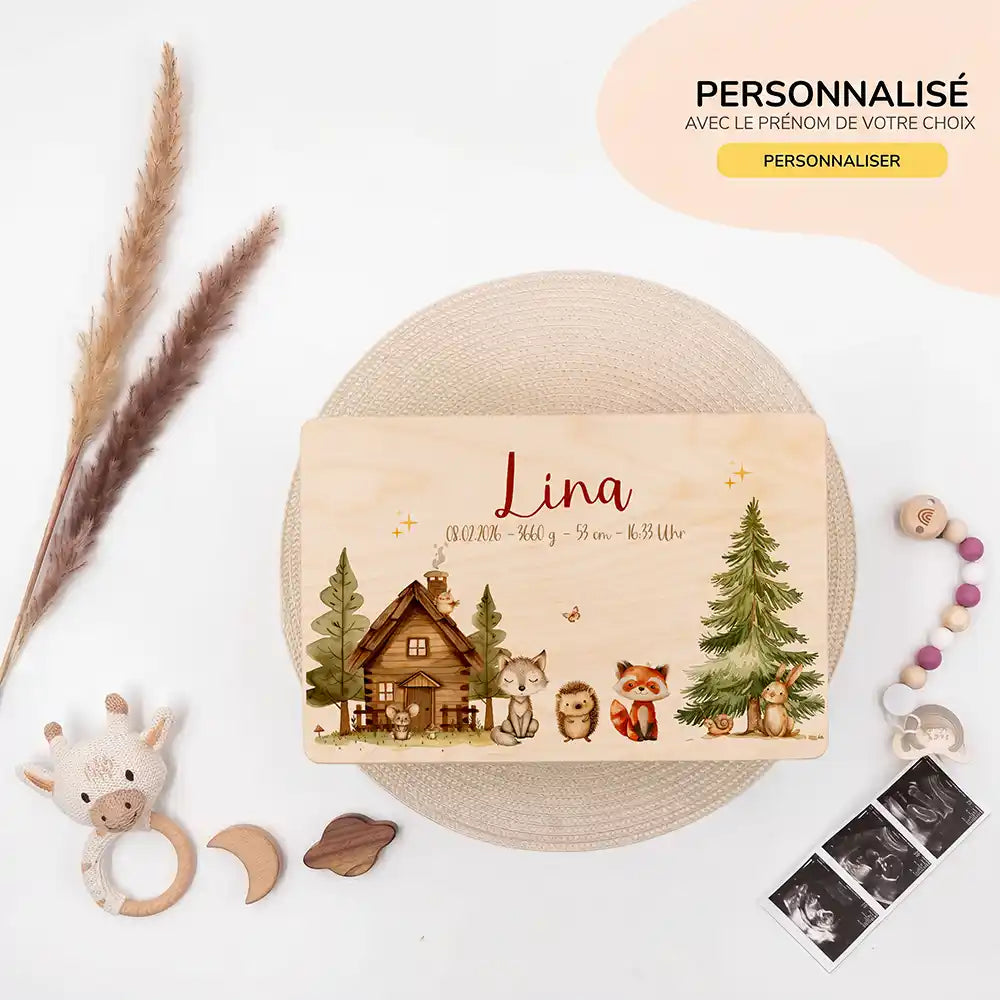 Boîte à souvenirs bébé personnalisée Cabane de la forêt – ambiance avec enfant dans la chambre