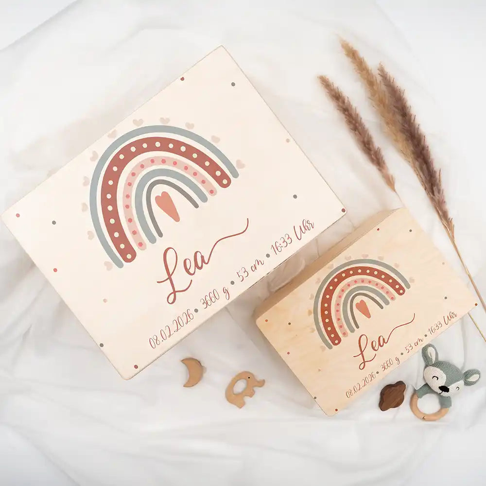 Boîte à souvenirs bébé personnalisée Arc-en-ciel boho – détail du couvercle en lumière naturelle