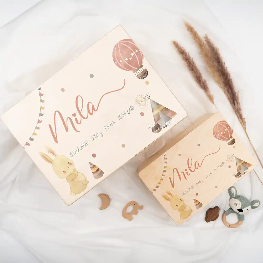 Boîte à souvenirs bébé personnalisée Lapin et montgolfière – détail du couvercle en lumière naturelle