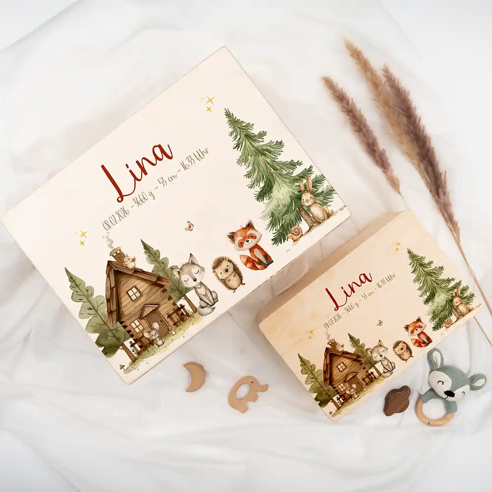 Boîte à souvenirs bébé personnalisée Cabane de la forêt – détail du couvercle en lumière naturelle