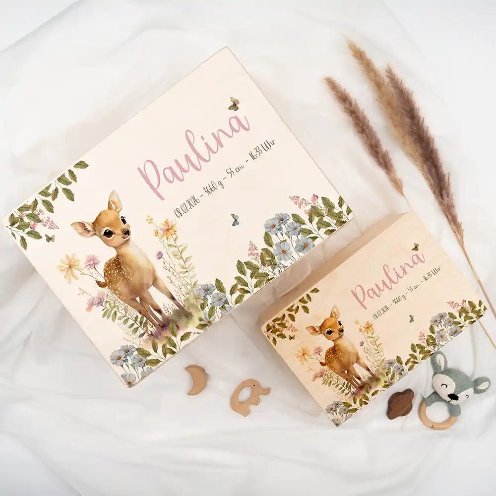 Boîte à souvenirs bébé personnalisée Faon fleurs des champs – détail du couvercle en lumière naturelle
