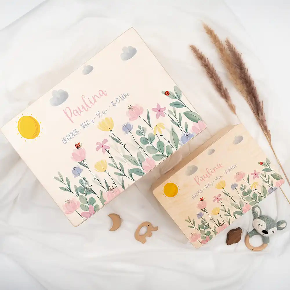 Boîte à souvenirs bébé personnalisée Fleurs sauvages – détail du couvercle en lumière naturelle