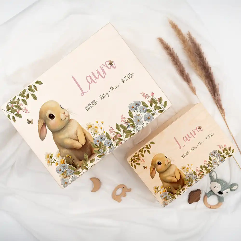 Boîte à souvenirs bébé personnalisée Petit lapin – détail du couvercle en lumière naturelle