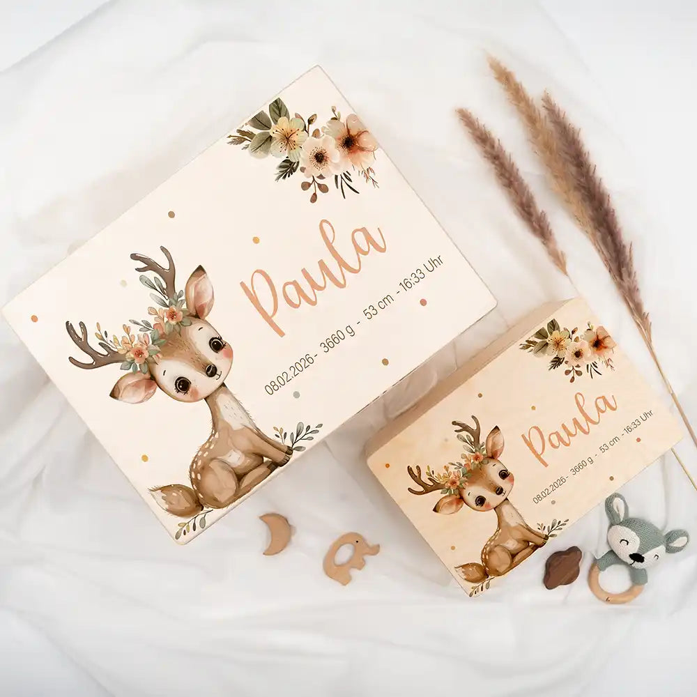 Boîte à souvenirs bébé personnalisée Faon couronne de fleurs – détail du couvercle en lumière naturelle