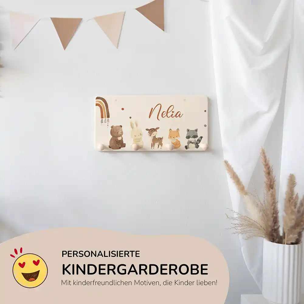nahaufnahme der personalisierten holzgarderobe mit boho tierfamilie und regenbogen design