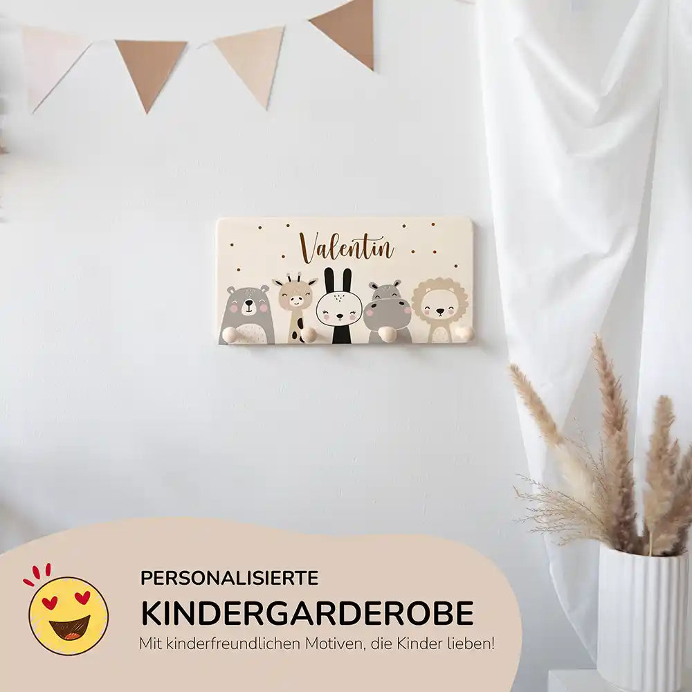 nahaufnahme der personalisierten holzgarderobe mit tierfamilie design