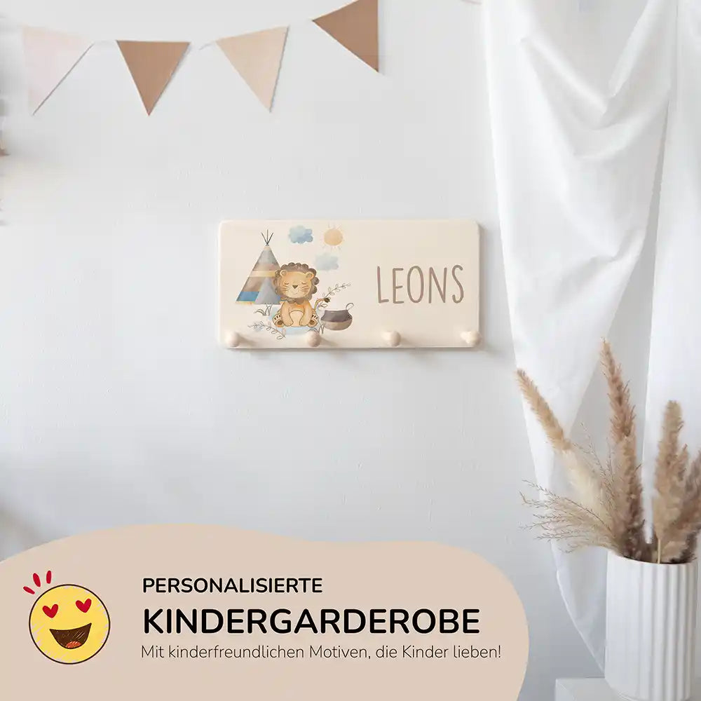 nahaufnahme der personalisierten holzgarderobe mit tipi löwe design