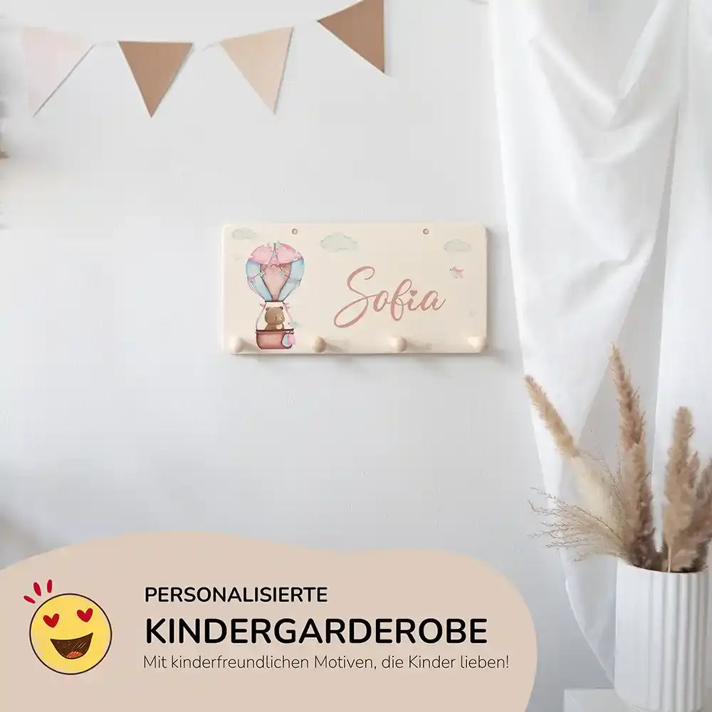 nahaufnahme der personalisierten holzgarderobe mit ballon bär design
