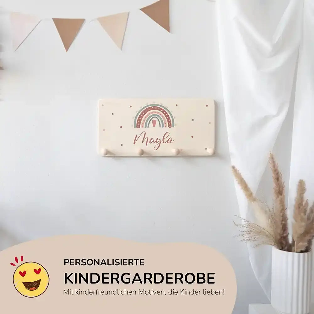personalisierte garderobe mit regenbogen und herz für kinderzimmer