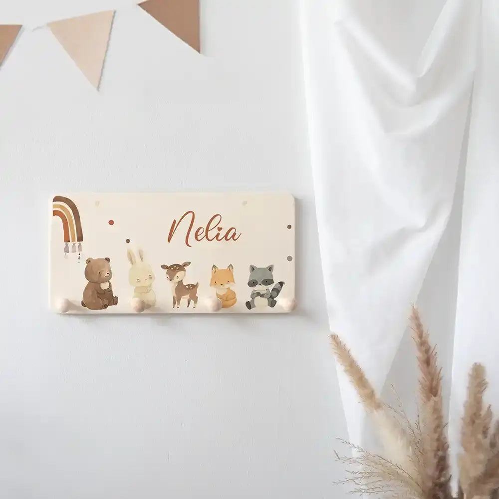 personalisierte garderobe mit boho tierfamilie und regenbogen für kinderzimmer