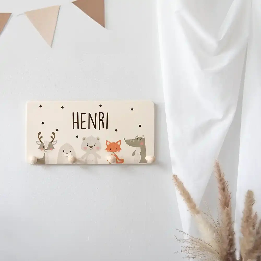 winter animals motive auf personalisierter holzgarderobe